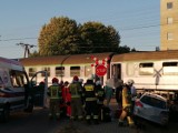 W Lęborku auto z 4 pasażerami wjechało pod pociąg jadący z Łeby do Krakowa. Poszkodowana została jedna osoba