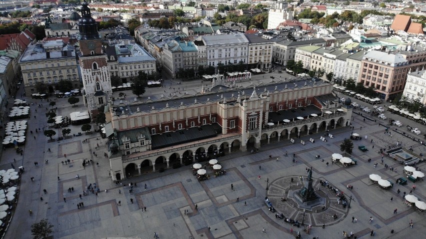 Dachy Krakowa na wyciągnięcie ręki. Z drona można wypatrzyć nawet... jacuzzi pod chmurką