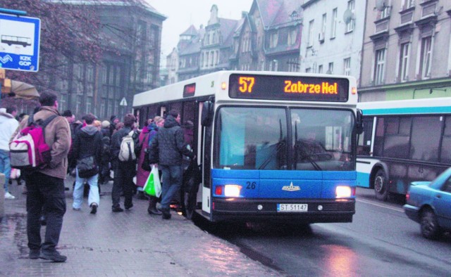 Białoruskie autobusy linii 57 stały się sławne po tym, gdy okazało się, że nie otwierają się w nich okna
