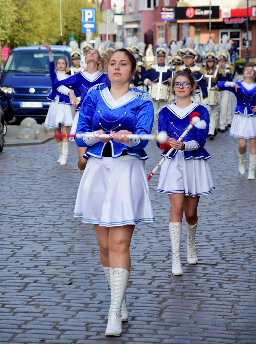 Orkiestra dęta i mażoretki wystąpiły podczas Dnia Flagi RP w Malborku [ZDJĘCIA]