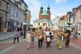 Gniezno: Koronacja Królewska 2019. Historyczny korowód ulicami centrum zainaugurował imprezę [FOTO, FILM]