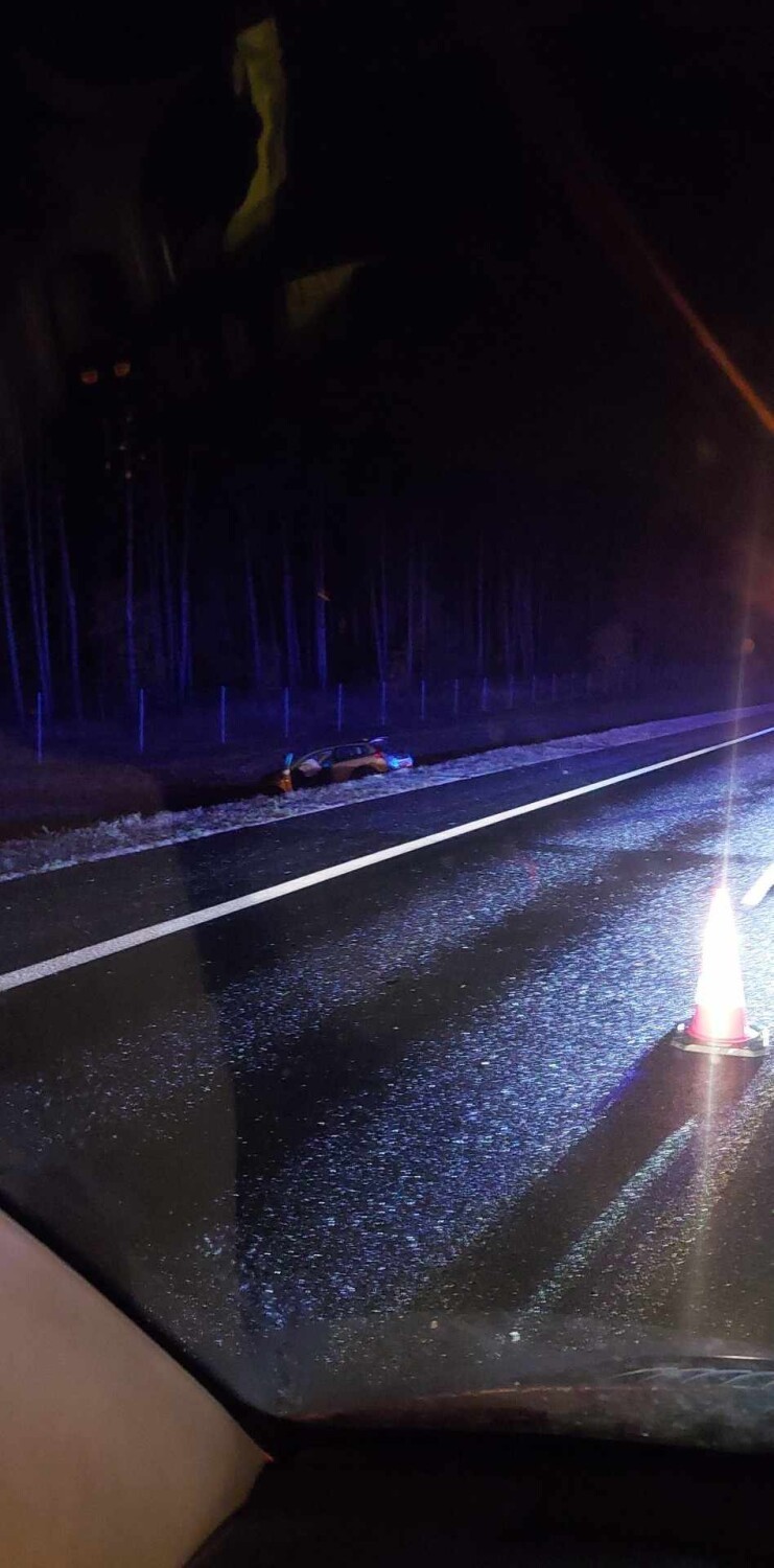 Wieczorny wypadek na S5. Samochód wjechał w pojazd służby drogowej