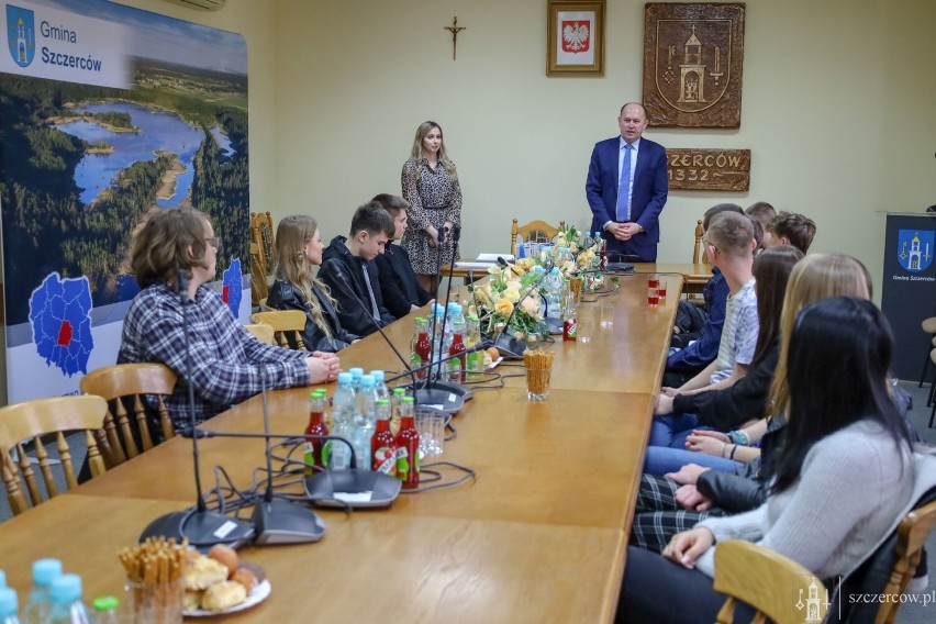 18-latkowie z gminy Szczerców na tradycyjnym spotkaniu w urzędzie