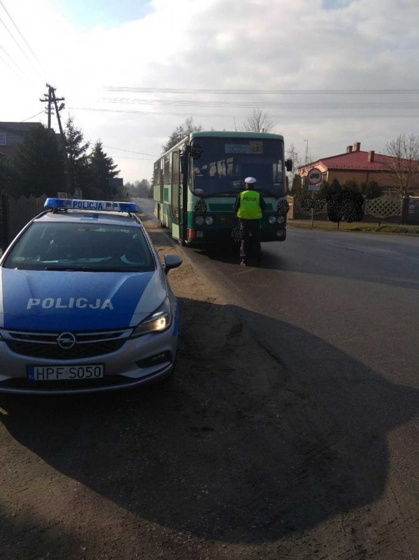 Pijany kierowca autobusu szkolnego w Rękawcu wiózł do szkoły ponad 30 małych dzieci
