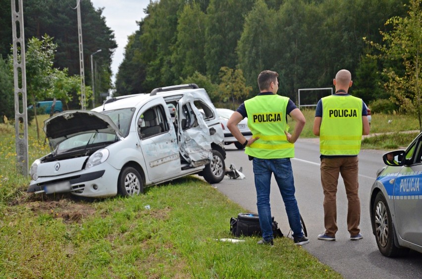 Wypadek w Łobudzicach. Samochód ciężarowy zderzył się z osobówką [ZDJĘCIA]