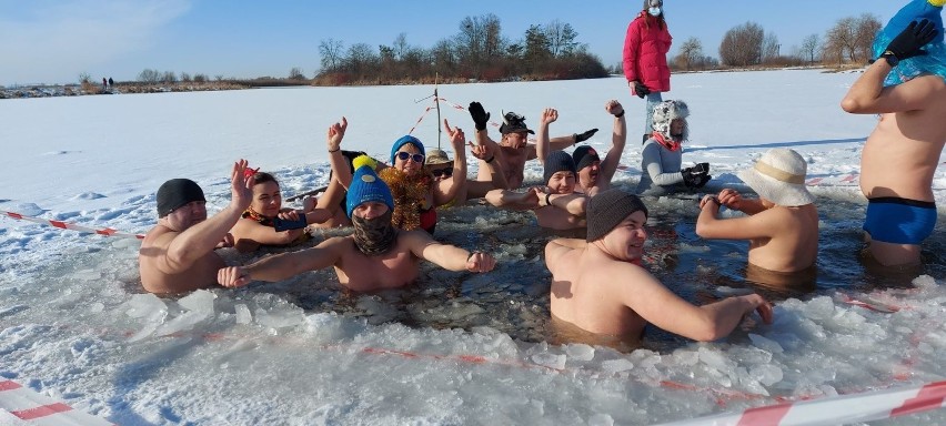 W niedzielę, 31 stycznia, nad zalewem w Pińczowie morsowały...