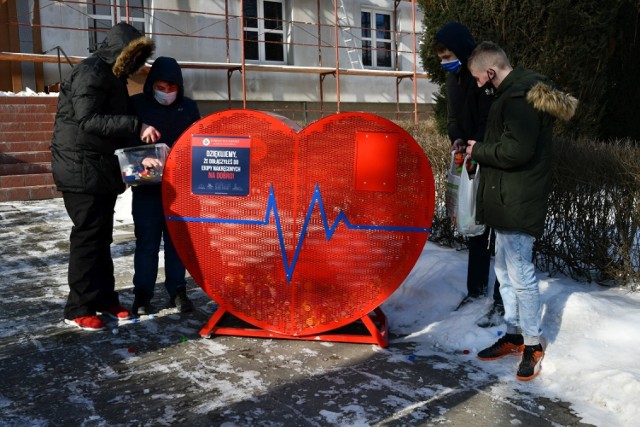 Obok Specjalnego Ośrodka Szkolno-Wychowawczego w Bochni zamontowano metalowy pojemnik w kształcie serca na plastikowe nakrętki