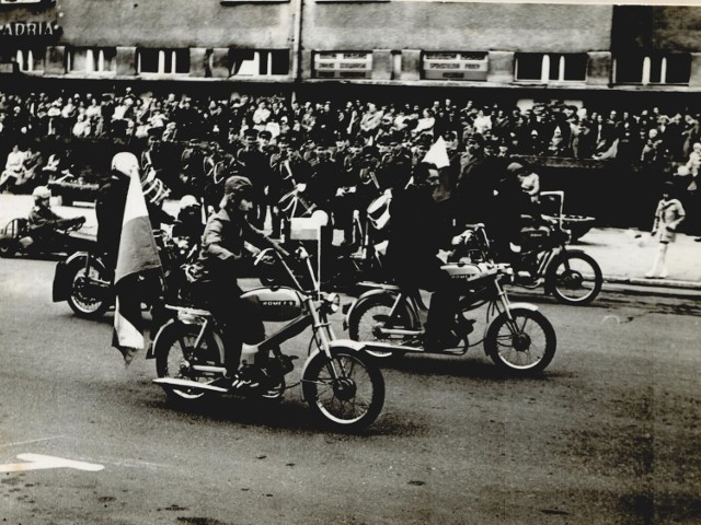 Pochód 1-majowy w Szczecinku w latach 80, katastrofa w Czarnobylu nie skłoniła ówczesnych włodarzy do odwołania manifestacji