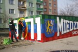 Kibice Miedzi Legnica odmalowują graffiti po ataku lubinian
