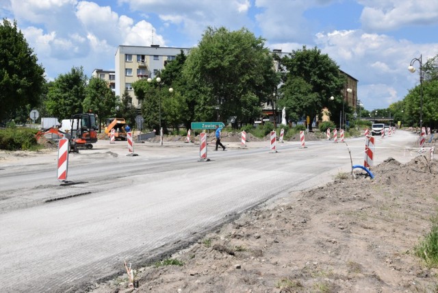 Trwa budowa ronda na skrzyżowaniu ulic 11 Listopada, Parkowej i Reymonta w Jędrzejowie. Dobiegają końca prace ziemne.