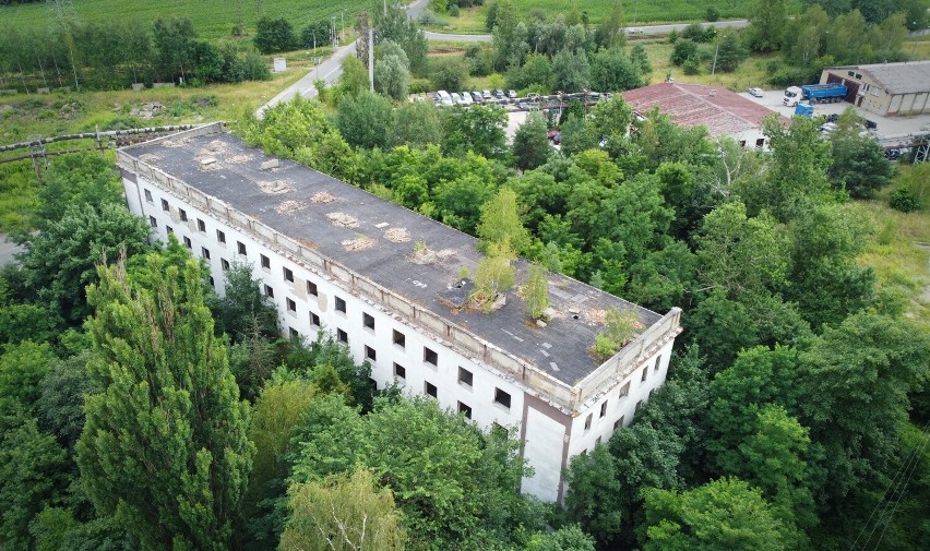 Od kilkunastu lat były hotel robotniczy w Czuchowie stoi i niszczeje