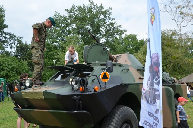 Pokazy sprzętu wojskowego są dużą atrakcją. Na zdjęciu piknik militarny w Hajnówce.