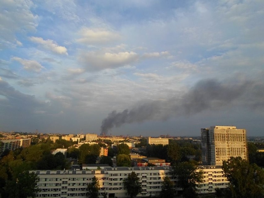 Pożar w Krakowie. Zapalił się magazyn wojskowy [ZDJĘCIA]