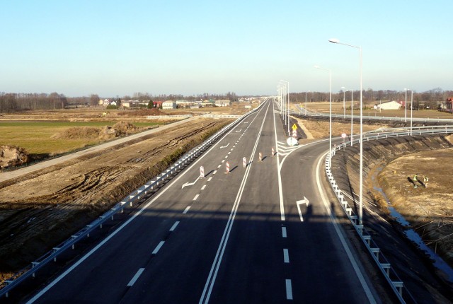 Trasa nie jest długa - ma niecałe 8 km długości. Przejazd  trwa około czterech minut. Jest drogą jednojezdniową, z jednym pasem ruchu w każdą stronę. Można na nią wjechać na dwóch węzłach.