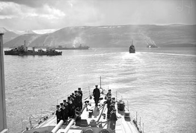 Okręty eskorty i statki handlowe w porcie Hvalfjord tuż przed wypłynięciem konwoju PQ-17 do Murmańska w lecie 1942 roku.