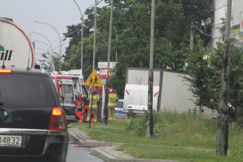 Wypadek z udziałem trzech samochodów na ulicy Sikorskiego w Tarnobrzegu (ZDJĘCIA)