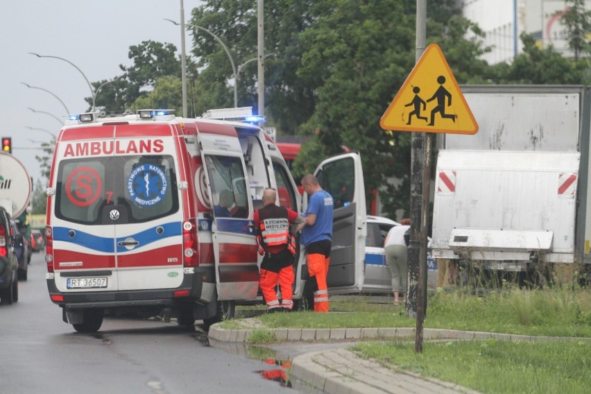 Wypadek z udziałem trzech samochodów na ulicy Sikorskiego w Tarnobrzegu (ZDJĘCIA)