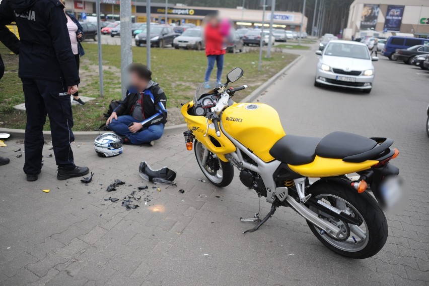 Zderzenie motocykla z renault pod galerią Leszno