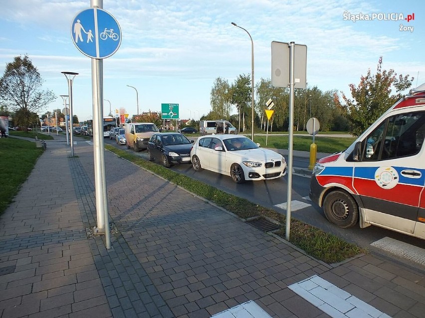 Karambol trzech samochodów w Żorach, przed pasami do Biedronki. Kobieta trafiła do szpitala