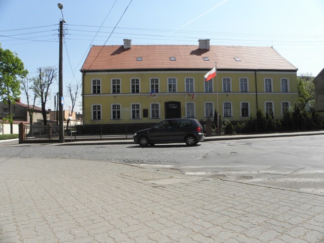 Do tego budynku, przy ulicy Mickiewicza mają zostać przeniesione biblioteka, dom kultury i muzeum regionalne.