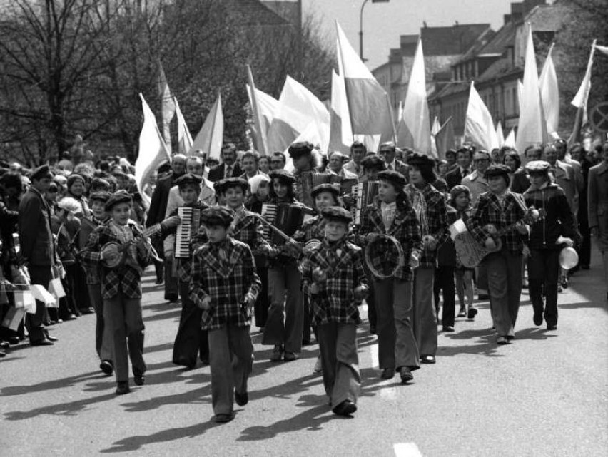 Archiwalne zdjęcia z pochodów pierwszomajowych w latach 70....