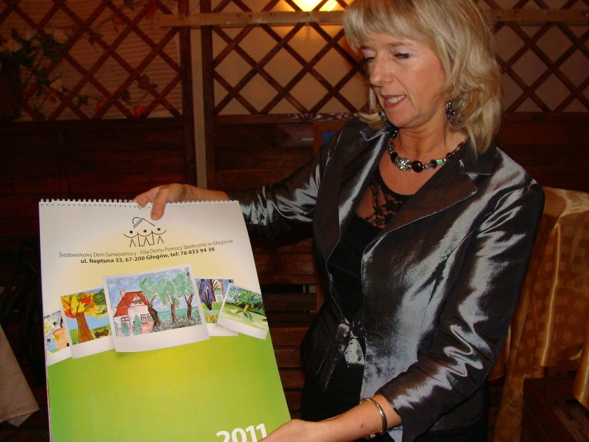 dyrektor Joanna Kaczmarek z kalendarzem