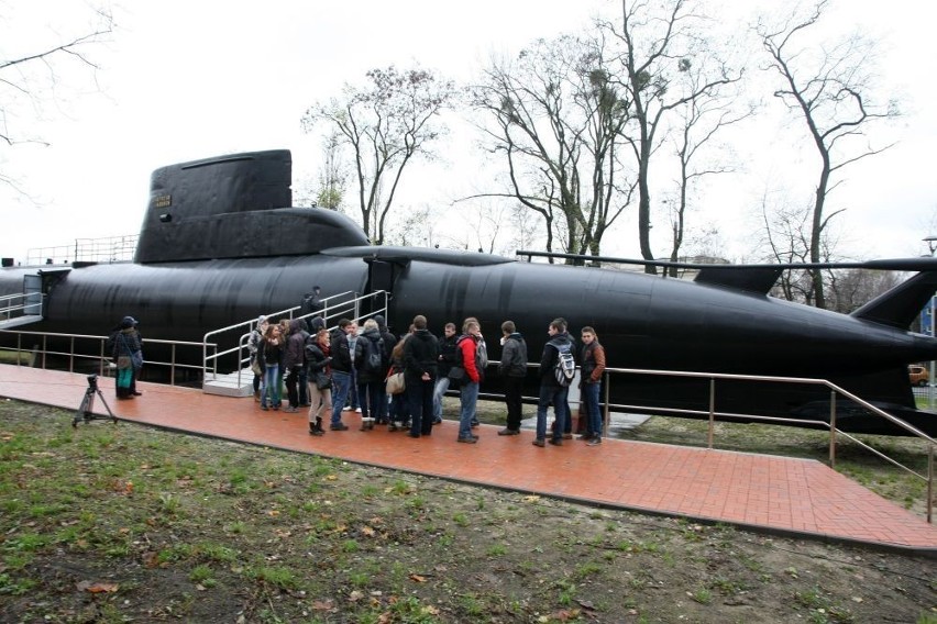 Dzień otwarty Akademii Marynarki Wojennej w Gdyni. Jak jest na pokładzie okrętu podwodnego? ZDJĘCIA