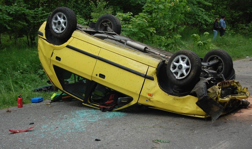 Wypadek w Piaśnicy. Zderzyły się trzy auta, cztery osoby zostały ranne [ZDJĘCIA]