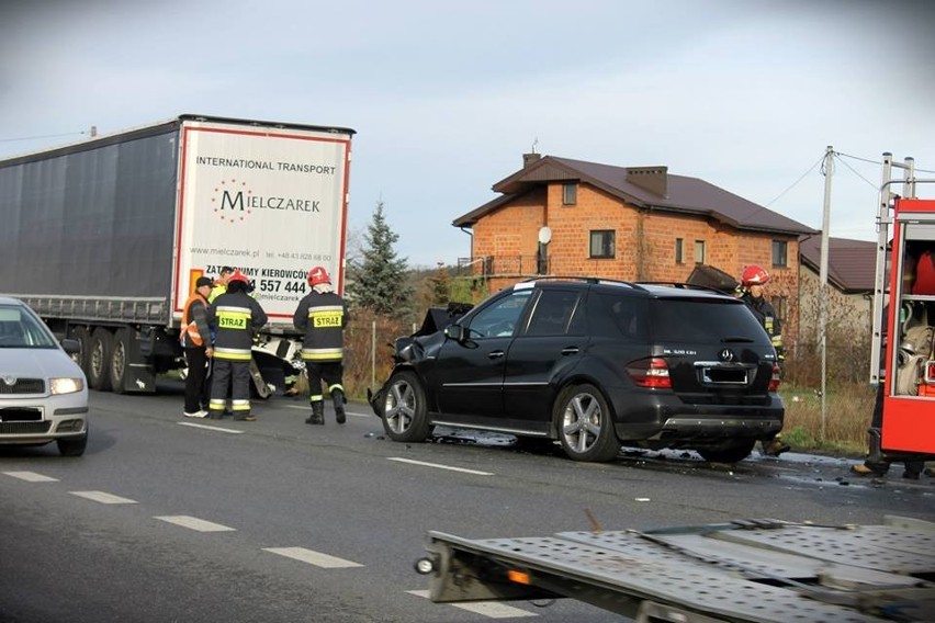 W Opatówku mercedes wjechał w tył ciężarówki