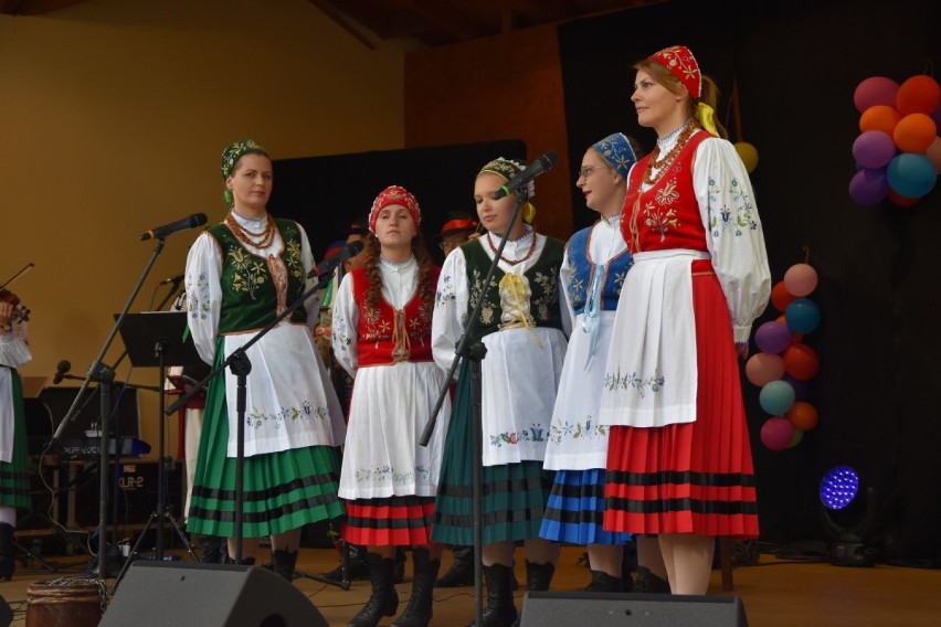 Zakończenie Lata w Gościcinie. Występy artystyczne i festiwal kolorów przy Dworku Drzewiarza| ZDJĘCIA