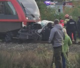 Wypadek na przejeździe kolejowym w Żaganiu. Samochód osobowy wjechał wprost pod nadjeżdżający pociąg