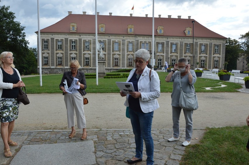 W piątek na spacer po mieście zaprosiła Halina Dobrakowska....