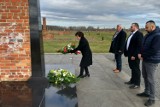 W rocznicę pierwszego transportu Romów do niemieckiego nazistowskiego obozu Auschwitz-Birkenau. Oddali hołd pomordowanym