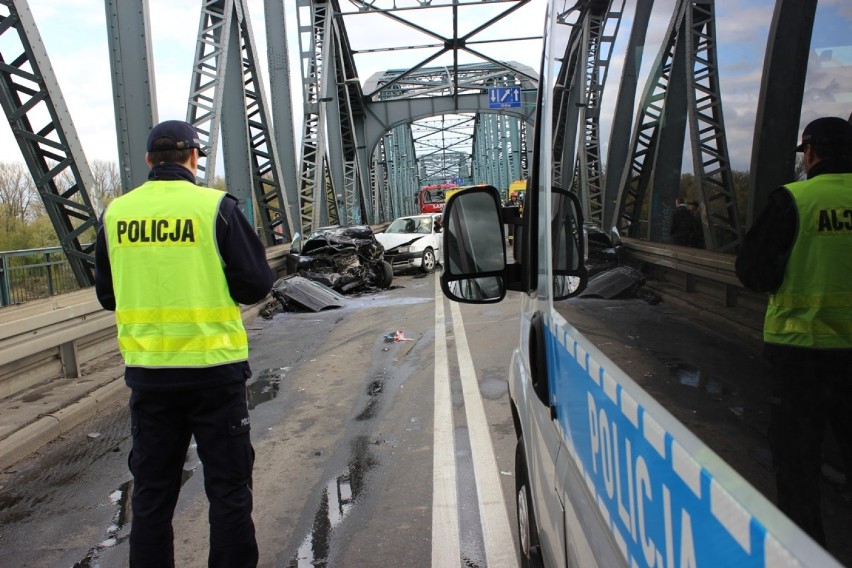 ZOBACZ: 
Wypadek na moście w Toruniu - DUŻO ZDJĘĆ