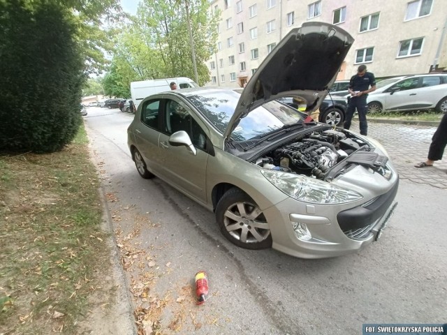 Policjant ugasił ogień, który pojawił się pod maskę peugeota