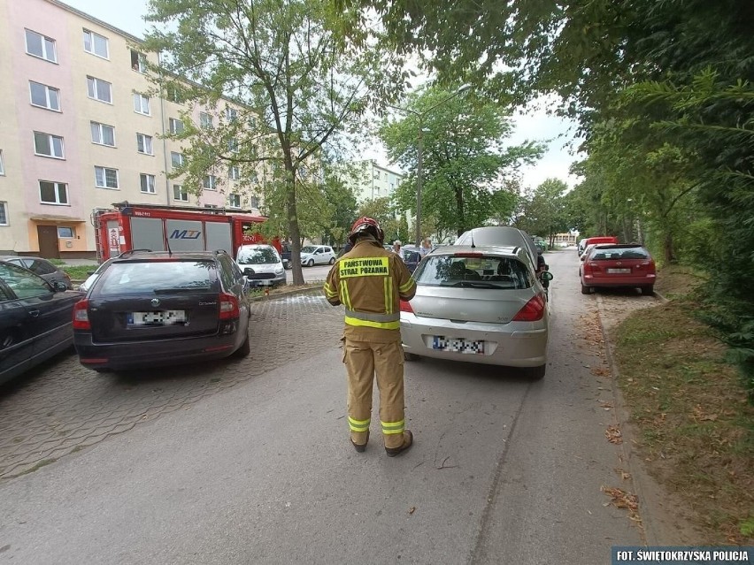 W Kielcach policjant na urlopie pomógł kobiecie. Ugasił ogień w komorze silnika