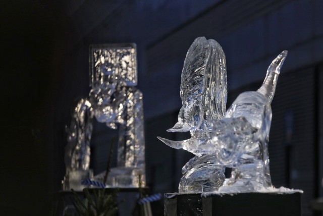 Wspaniałe, lodowe rzeźby powstają w Poznaniu. Zobacz, jak zmagali się rzeźbiarze w ramach Speed Ice Carving - najbardziej widowiskowej konkurencji Poznań Ice Festiwal.