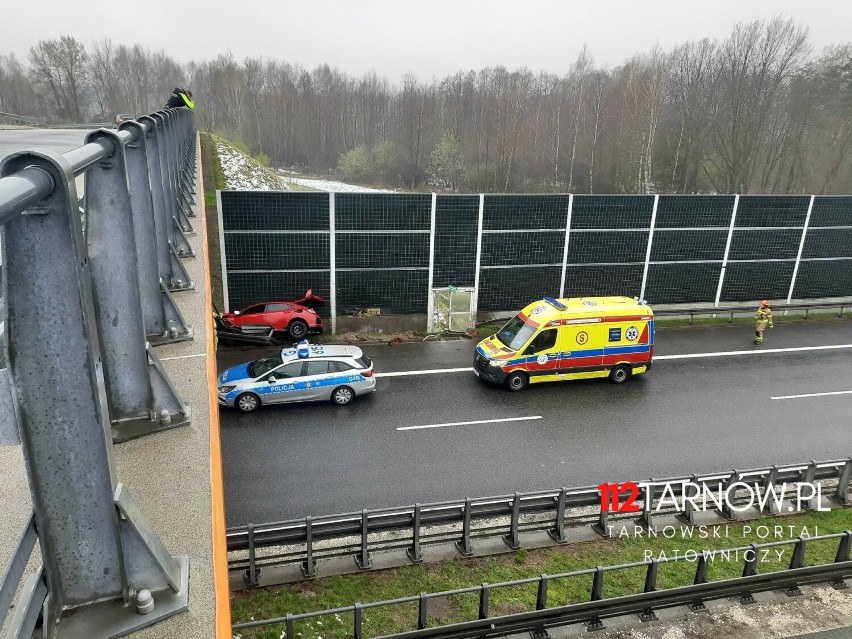 Wypadek na A4 pomiędzy Brzeskiem i Tarnowem. Samochód rozbił się obok wiaduktu. Ruch na pasie w kierunku Rzeszowa był zablokowany 