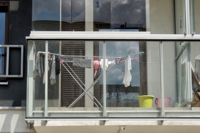 Pranie rozwieszane między ceglanymi ścianami domów. Bielizna sąsiadek wywieszona na balkonie w blokowisku. Razi czy nie? No właśnie. W różnych rejonach Polski próbowano wprowadzić zakazy wywieszania prania na balkonach. Ale niewiele dały.  

Aby przejść do kolejnego zdjęcia przesuń stronę gestem lub kliknij strzałkę w prawo na zdjęciu.
