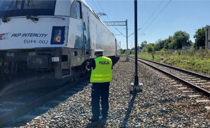 Tragedia na torach w Kutnie. Nie żyje 26-letni mężczyzna