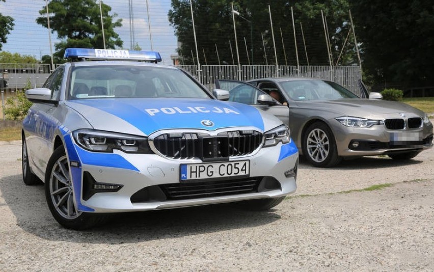 Takimi radiowozami poruszają się policjanci z grupy SPEED.