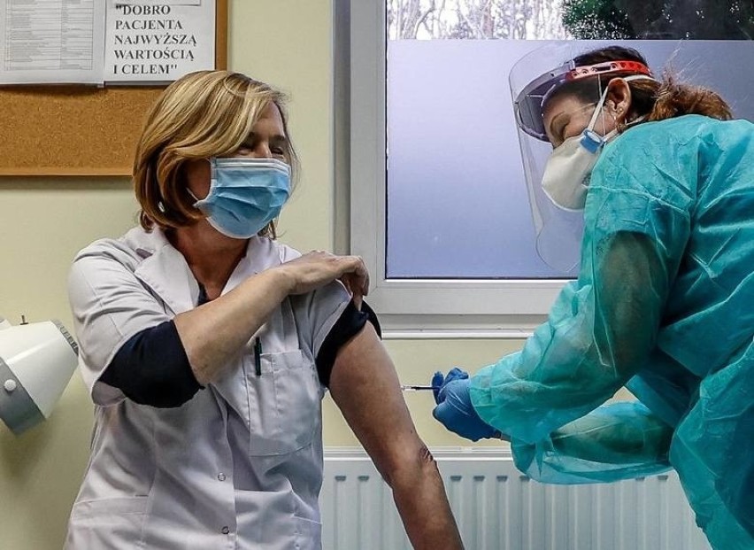 W Polsce trwają szczepienia przeciw COVID-19