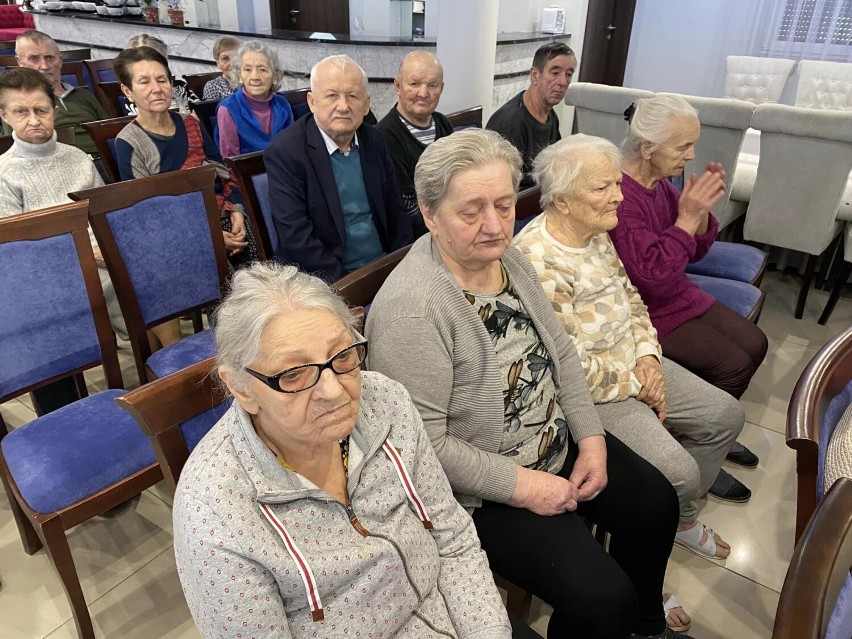 Wzruszający Dzień Babci i Dziadka w Domu Seniora w Załęczu