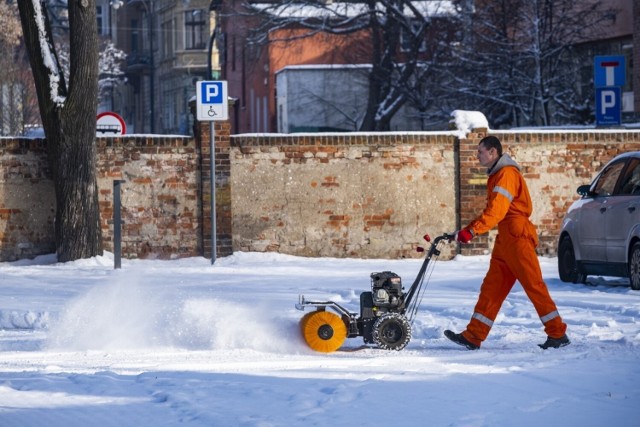 Biało i ślisko - tak jest od kilku dni w Toruniu. Niestety, nie wszędzie chodniki są odśnieżane i posypywane. Nie brakuje też schodów czy mostków - pułapek...