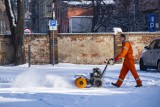 Śnieg i lód na chodnikach, schodach w Toruniu. Jeśli upadniesz, masz prawo do odszkodowania! Prawnik radzi Czytelnikom