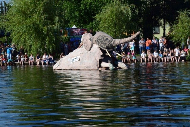 Ekipa z Krakowa, która przemierzyła Nettę na słoniu wygrała mistrzostwa „Pływania na byle czym” w 2017 roku. Płynące na platformie zwierzę machało uszami, polewało wodą i miało makijaż.