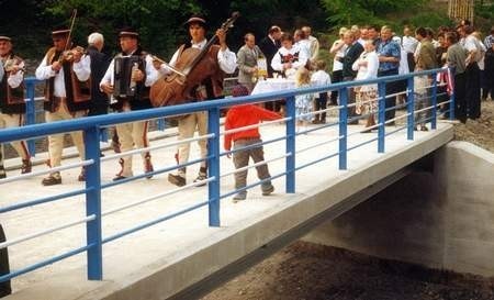 Na uroczystości otwarcia mostu przygrywała kapela Kaczorów. Fot. Henryk SZEWCZYK