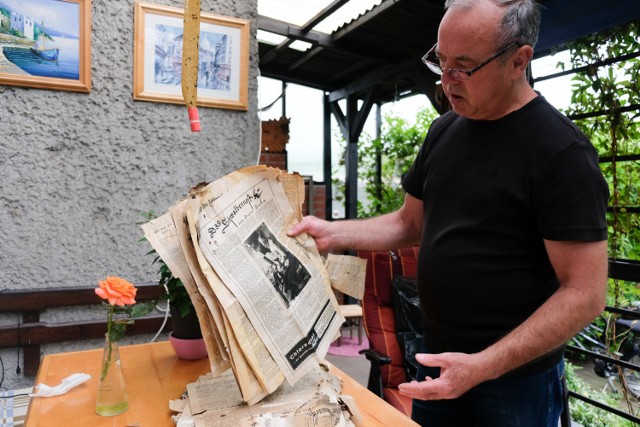 Wydania starych gazet znaleziono na strychu jednego z domów na osiedlu Pisarzy w Żarach. Gazety leżały tam 87 lat.