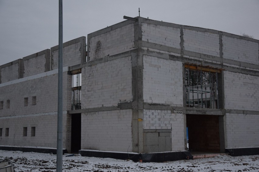 Zima na placu budowy nowej hali sportowej "ekonomika" w Szczecinku [zdjęcia]