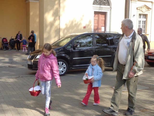 W Wielką Sobotę wiele osób przyszło do kościołów, żeby poświęcić pokarmy